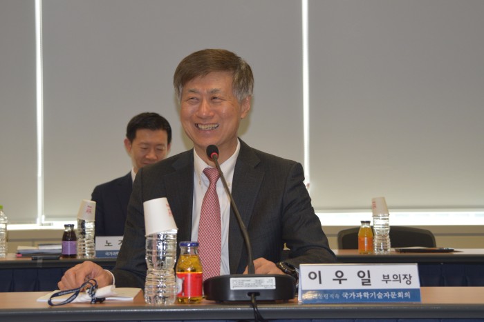 제5회 자문회의에서 발언하는 이우일 부의장